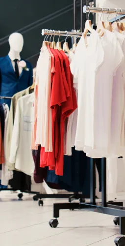 Vêtements sur un présentoir dans un magasin