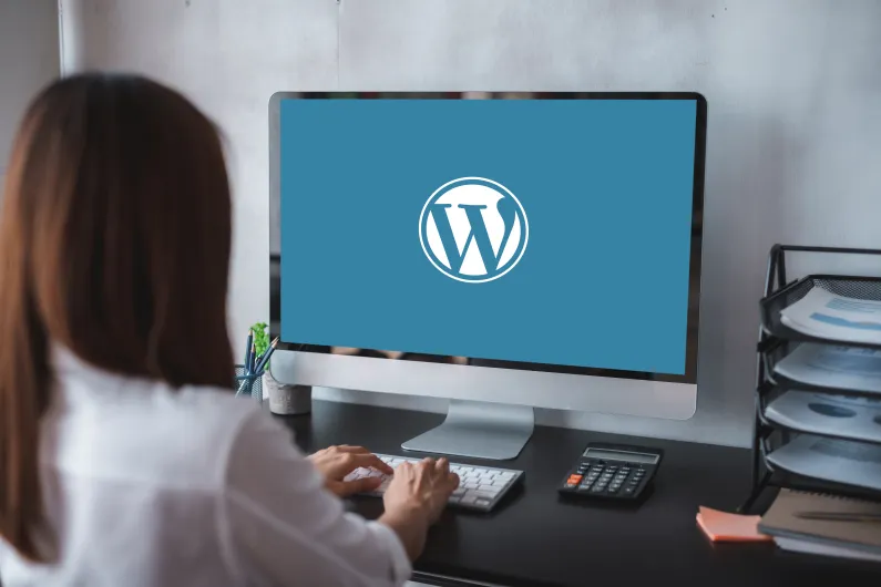 Femme qui gère elle-même son site WordPress à son bureau