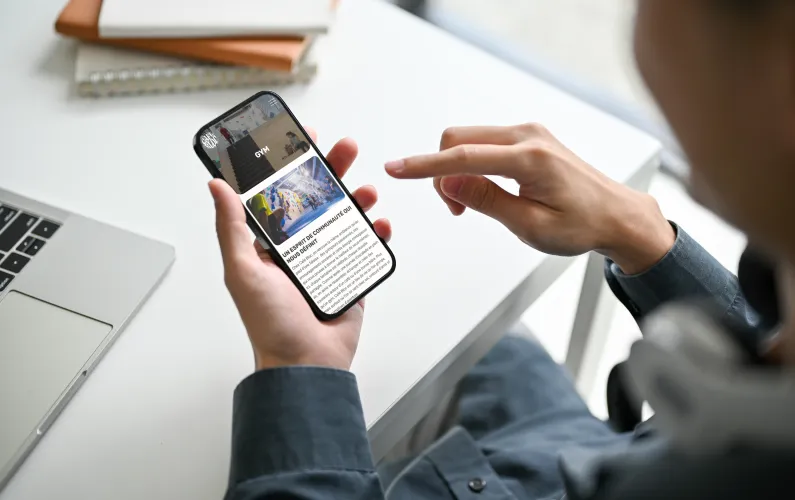 Personne qui consulte le site mobile de Café Bloc sur son cellulaire
